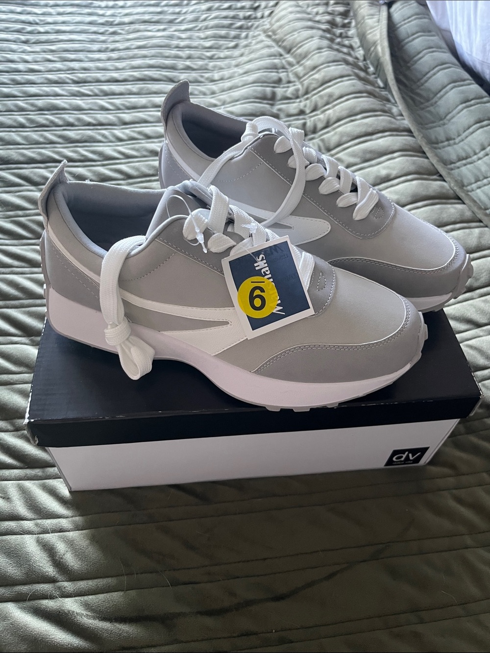 DV by Dolce Vita NWT Bynx  Womens Light Gray & White Casual Sneakers Size 9 - Picture 10 of 10